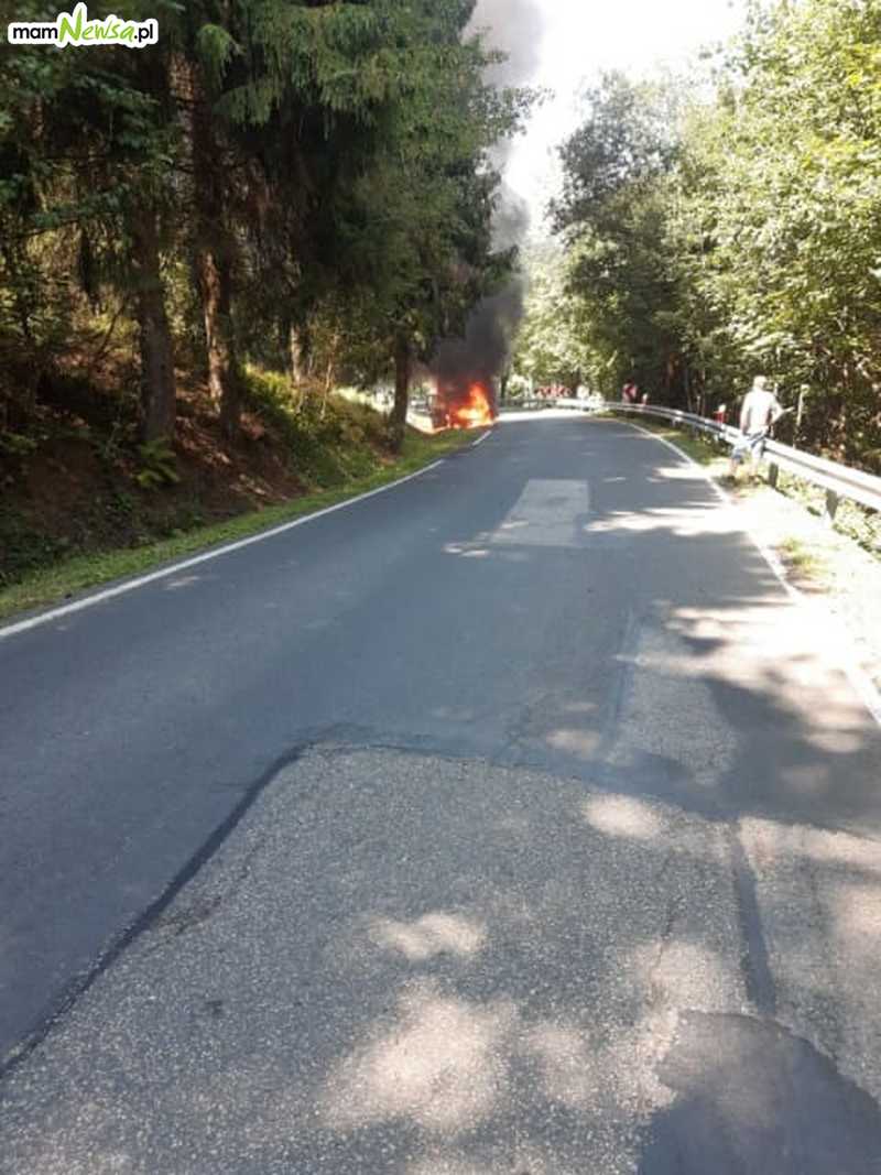 Pożar samochodu na drodze przez Przełęcz Kocierską
