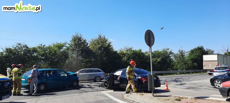 Poważny wypadek na skrzyżowaniu Krakowskiej z Białą Drogą w Andrychowie [FOTO] [AKTUALIZACJA]