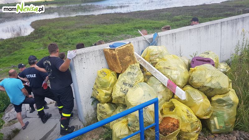 Strażacy musieli posprzątać brzegi jeziora, bo turyści śmiecą