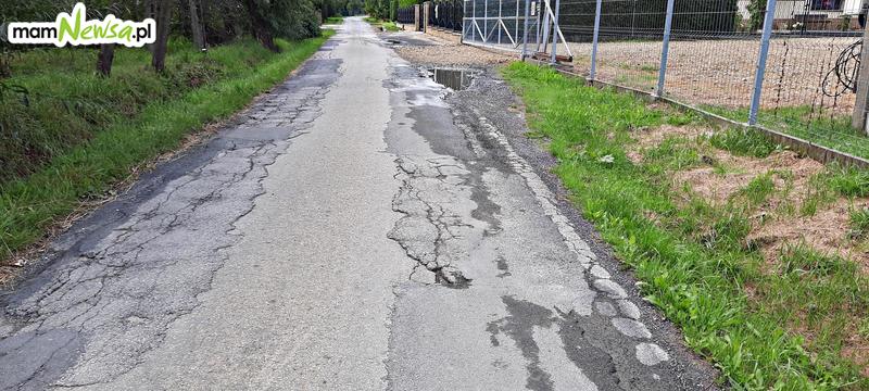 Wąska i dziurawa droga w Roczynach denerwuje kierowców