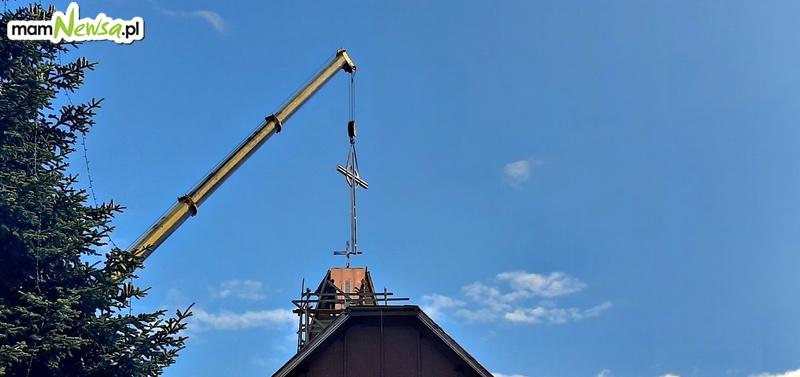 Zamontowali nowy, sześciometrowy krzyż na dachu kościoła [VIDEO]