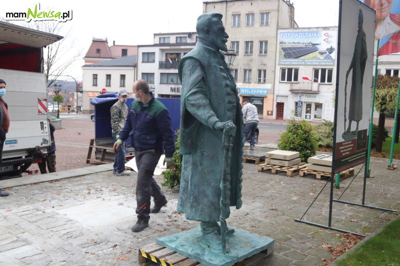 Dwumetrowy pomnik mężczyzny stanął na rynku miasta. Kogo przedstawia?