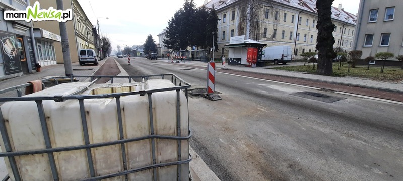 W piątek główna ulica w Wadowicach zamknięta. Będą kłaść asfalt