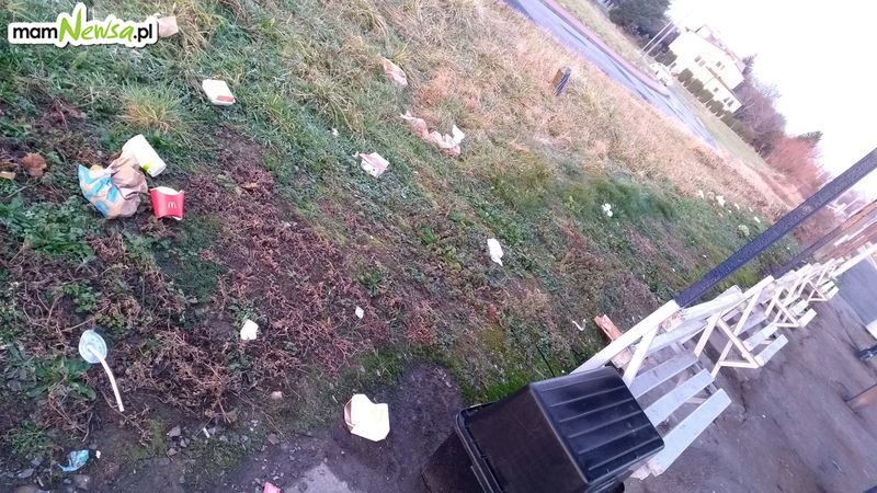Sterty śmieci w sąsiedztwie nowej restauracji McDonald's w Andrychowie