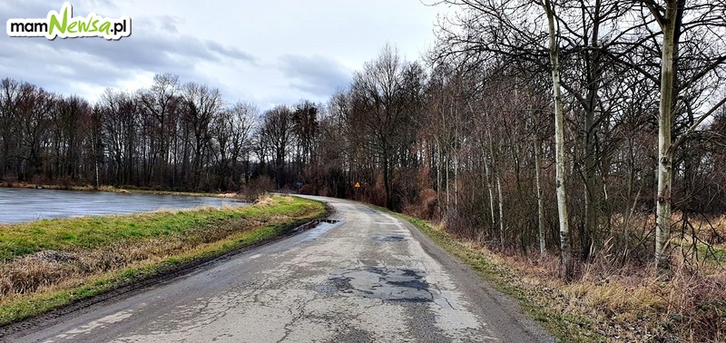 Tragiczny stan dróg lokalnych w gminie Kęty. Radny apeluje o wykonanie chociaż rowów