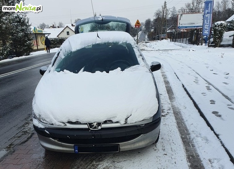 Mandat i punkty karne za zaśnieżony samochód