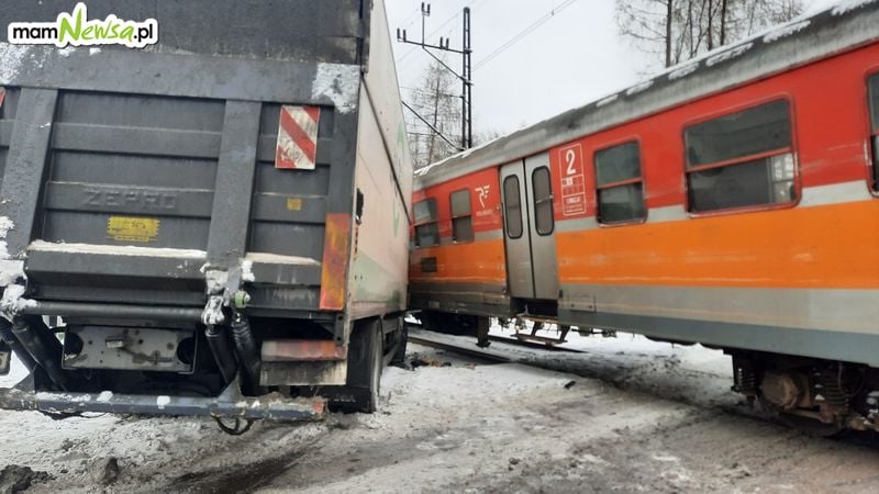 Kolejny wypadek - tym razem ciężarówka uderzyła w pociąg [FOTO]