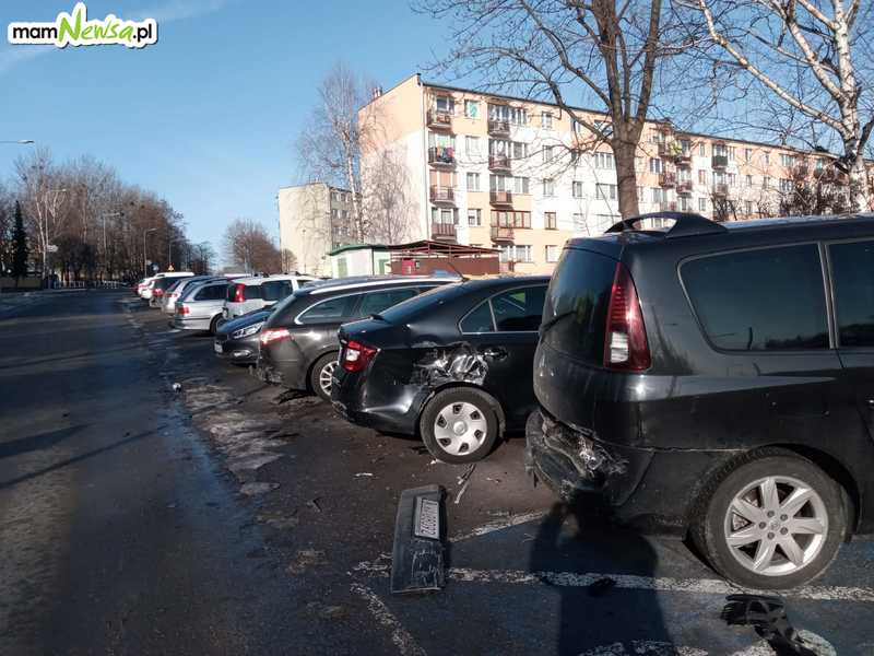 Demolka w Andrychowie. Kilka aut uszkodzonych [FOTO] [AKTUALIZACJA]