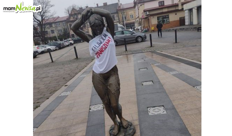 Wyjaśniamy o co chodzi z  koszulką na rzeźbie w centrum Andrychowa