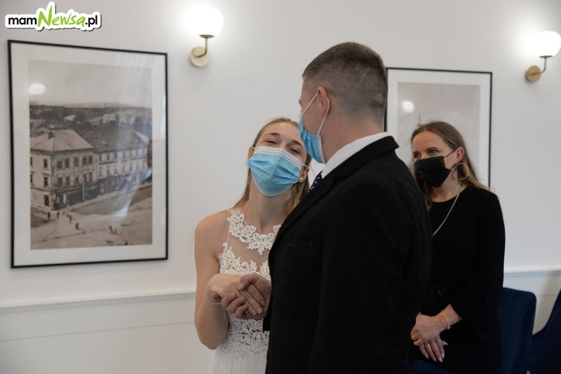 Pierwszych ślubów w nowej sali udzielił burmistrz [FOTO]