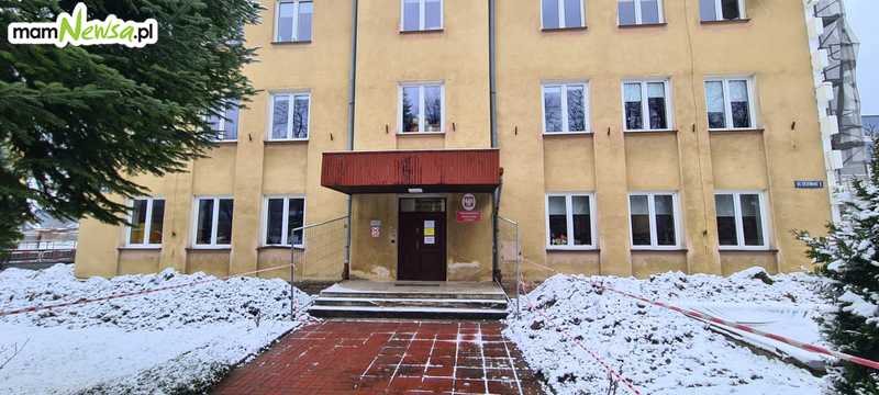 Trwa remont elewacji szkoły w Rzykach, w Andrychowie została jeszcze jedna szkoła