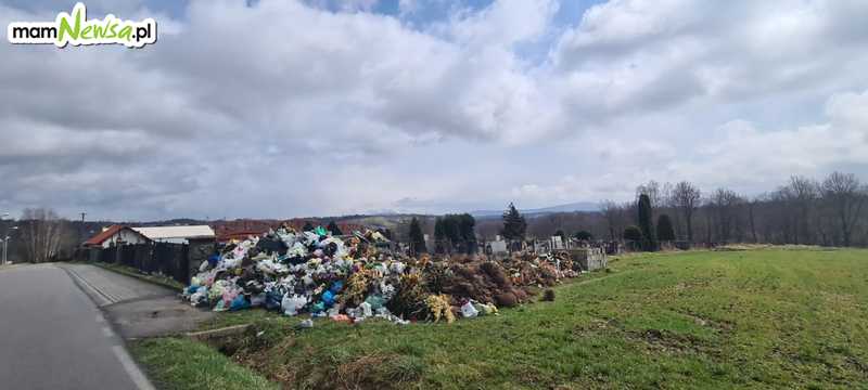 Góra śmieci przy cmentarzu