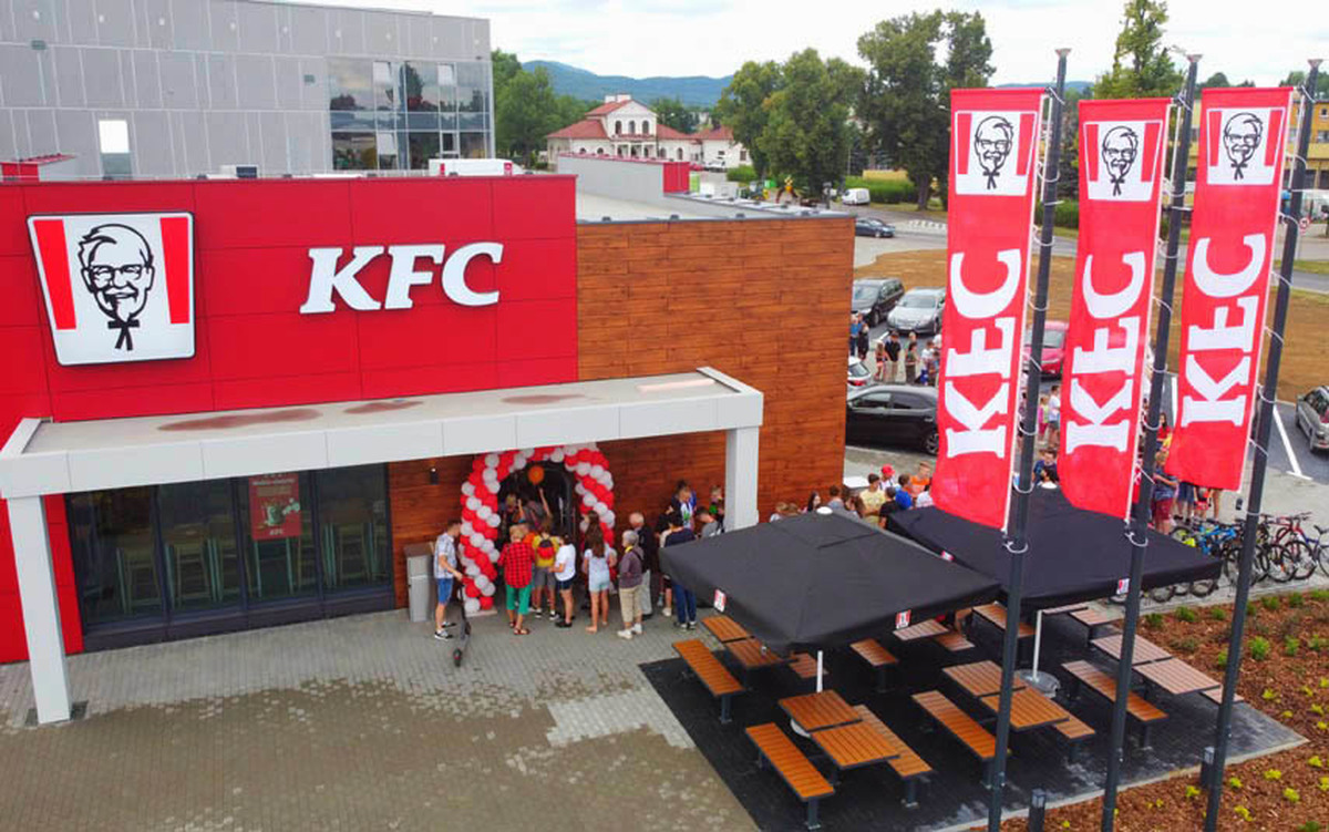 Restauracja KFC otwarta. Ludzie czekali w kolejce