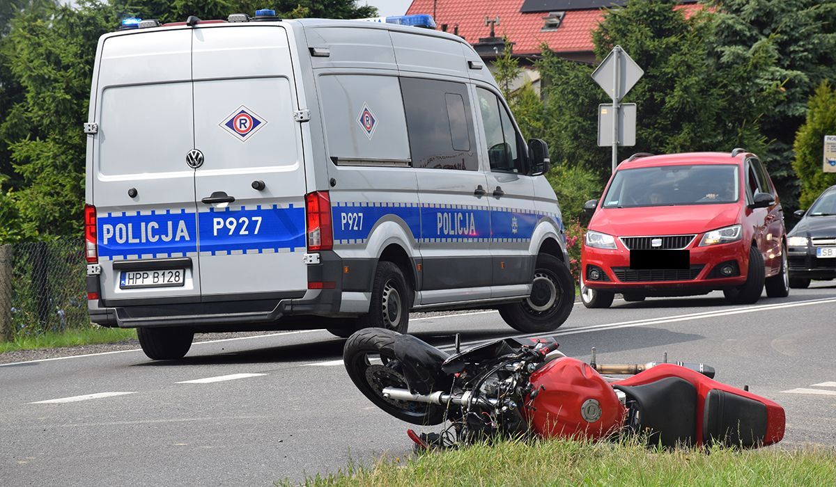 Wypadek motocyklowy na krajówce, są poszkodowani