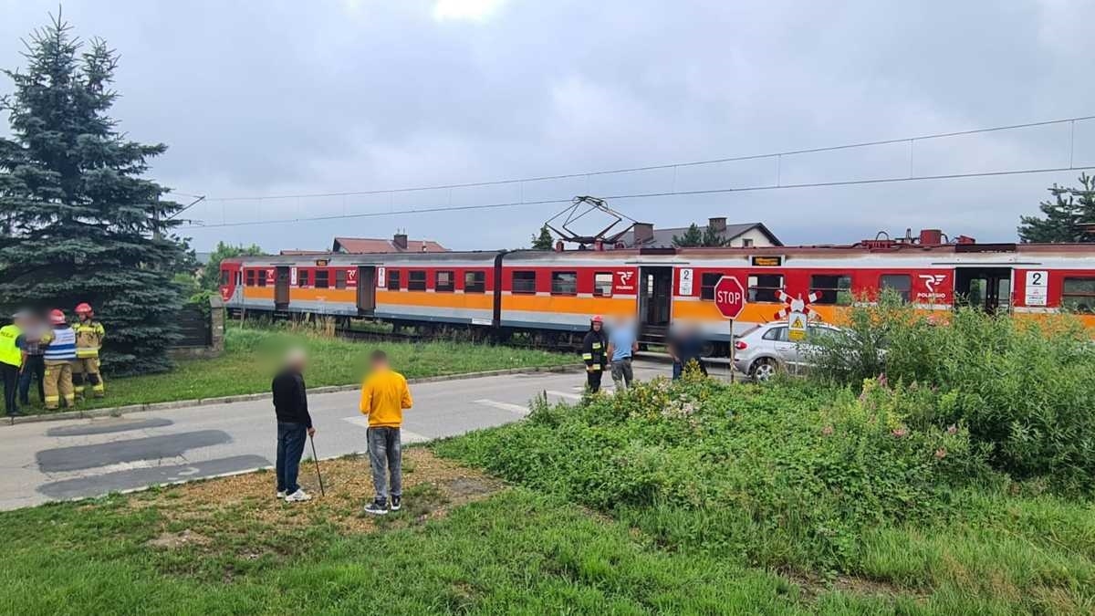 Samochód wjechał w pociąg na przejeździe w Andrychowie