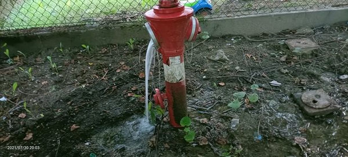 Woda nieustannie leje się z hydrantu. Ktoś zapomniał dokręcić?