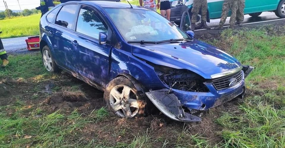 Samochód uderzył w przepust na drodze krajowej mamNewsa.pl