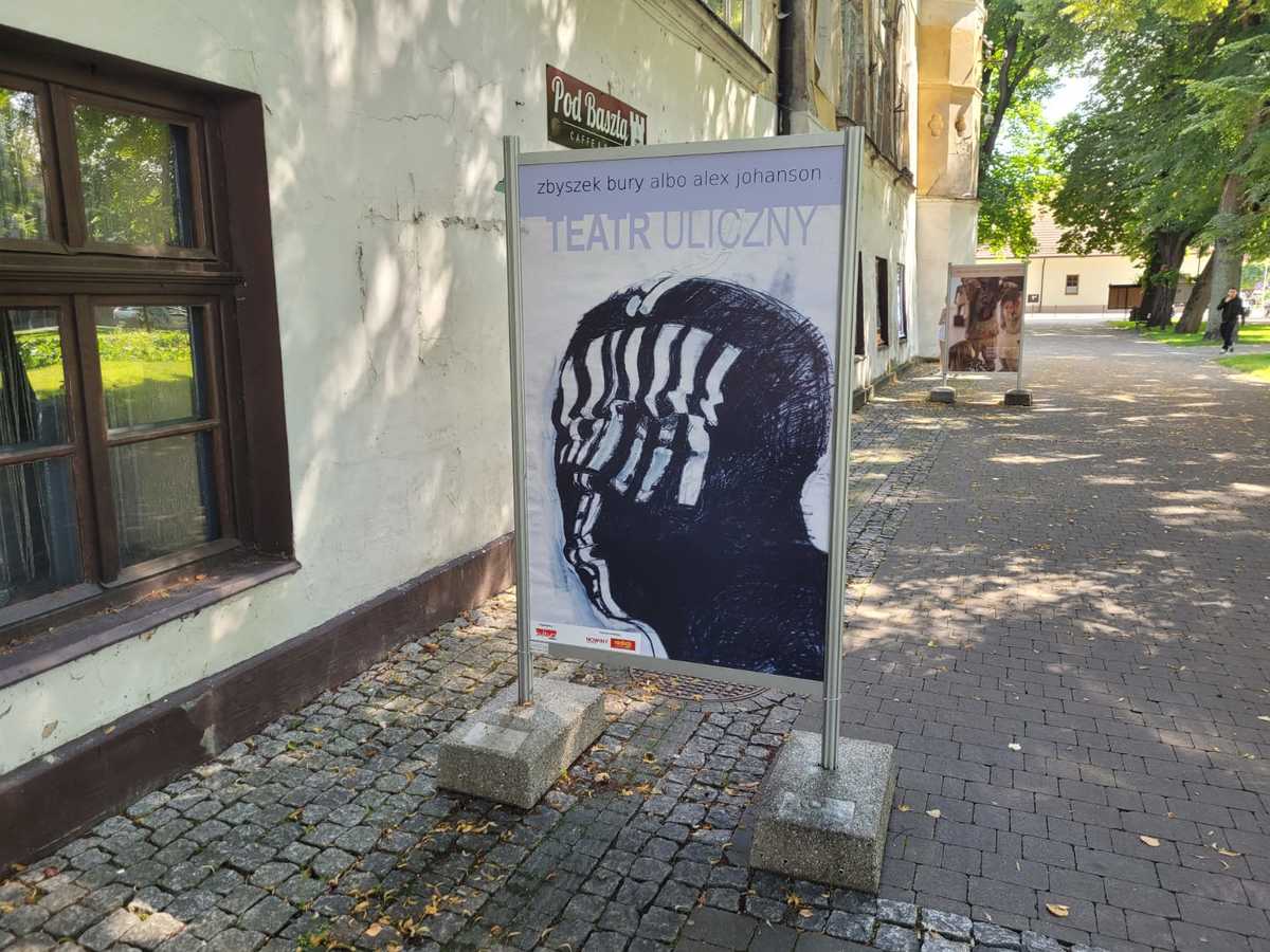 Wandale niszczą wystawę w Parku Miejskim w Andrychowie