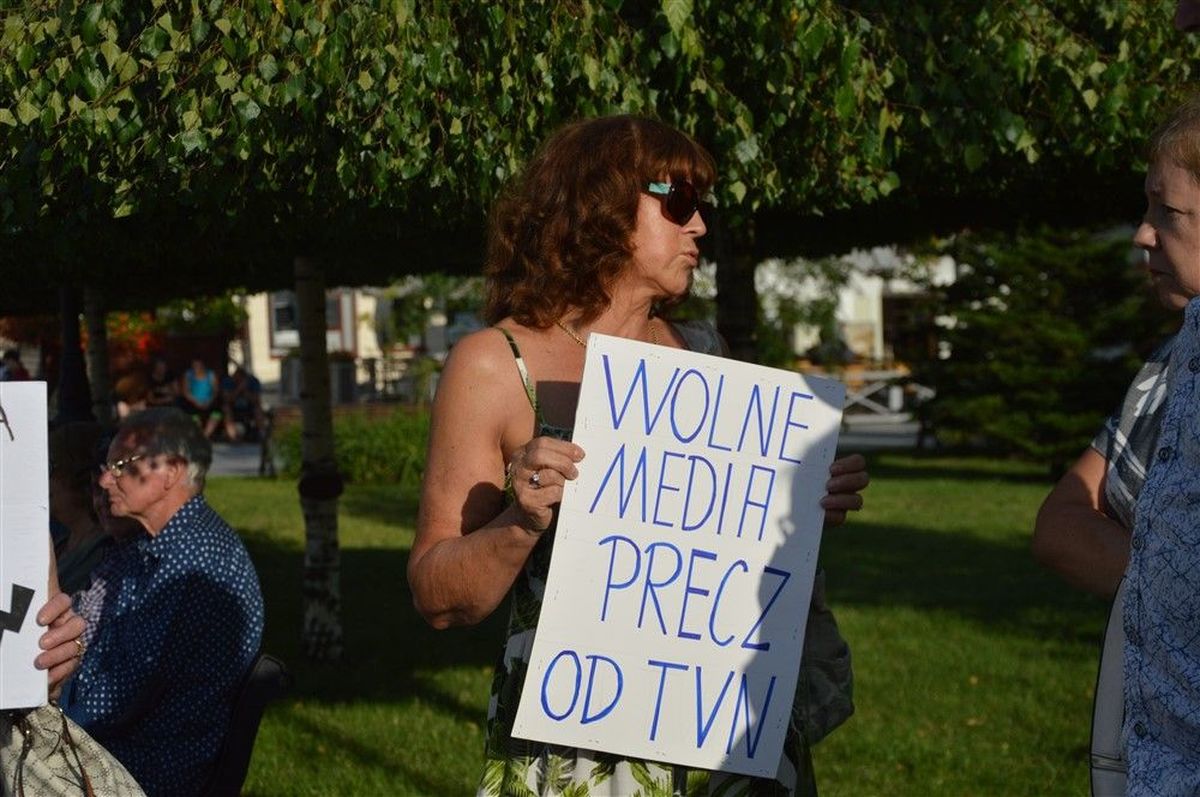 Gowin wyrzucony z rządu, ludzie protestują w obronie TVN