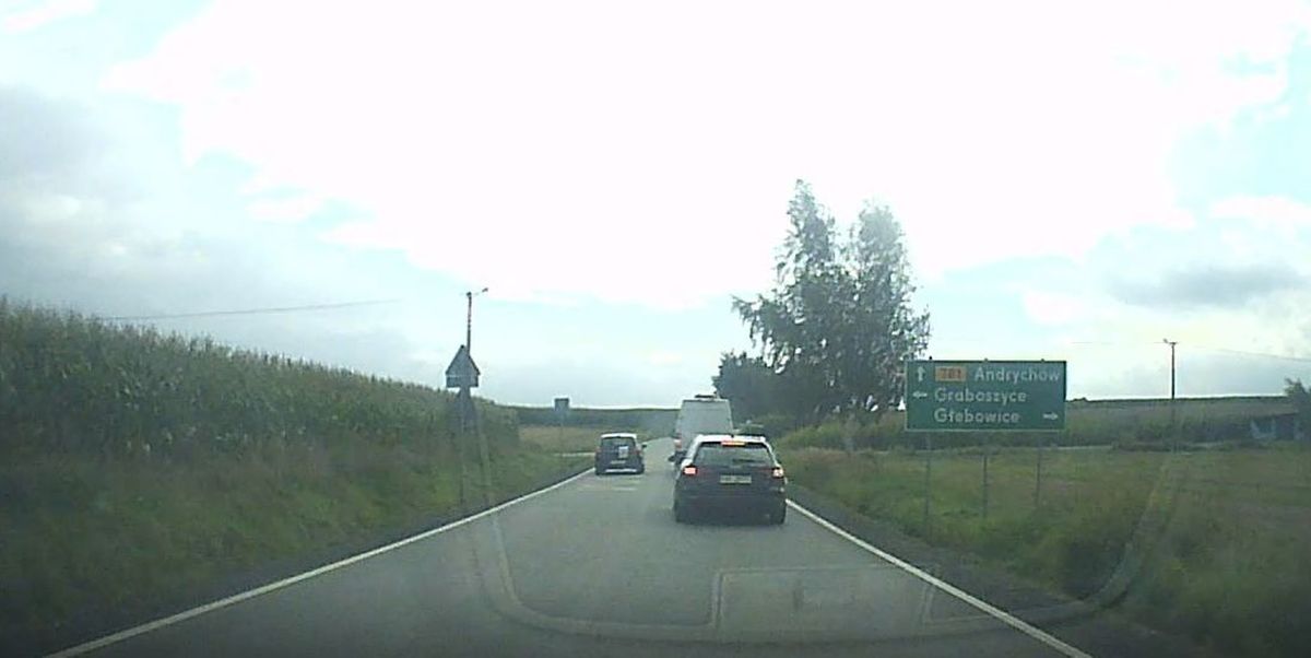 Niebezpieczna jazda na skrzyżowaniu [VIDEO]