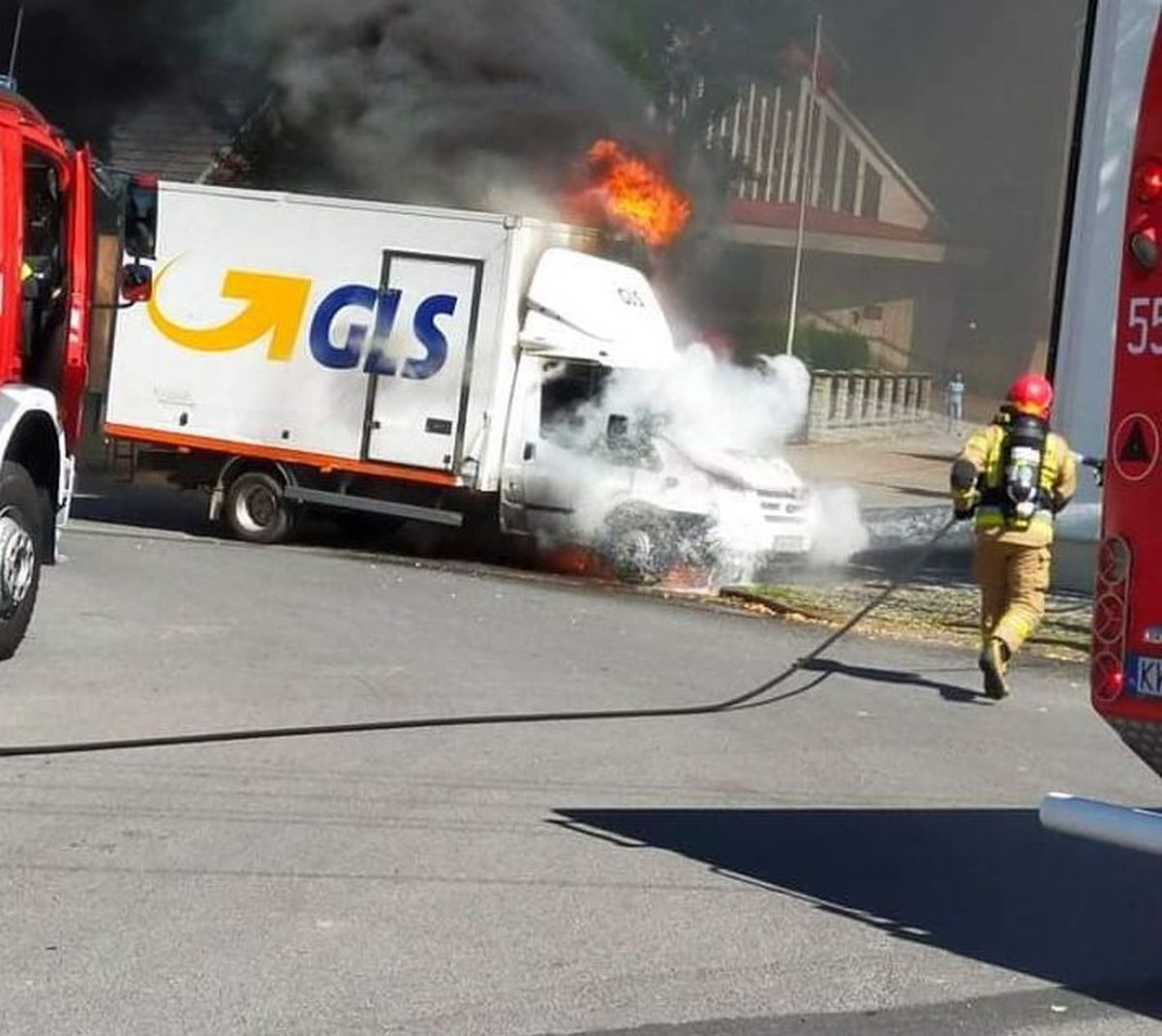 Przed kaplicą spłonął samochód dostawczy [FOTO]