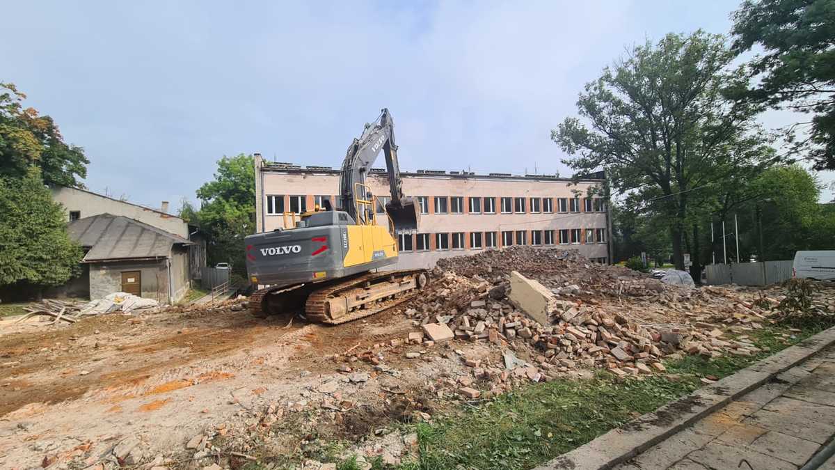 Burzą stary szpital w Wadowicach [FOTO]