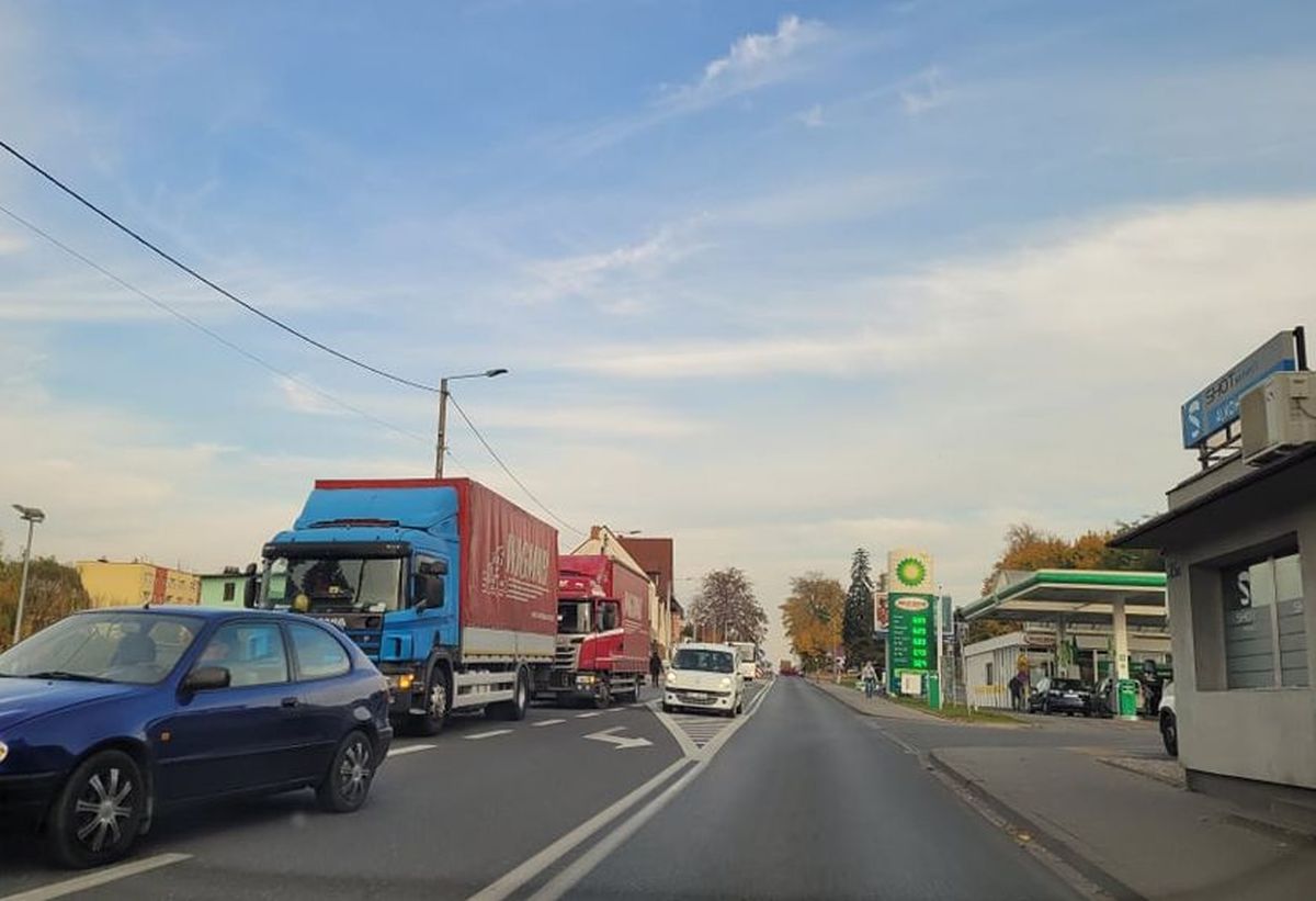 Ciężarówka zablokowała drogę w Andrychowie