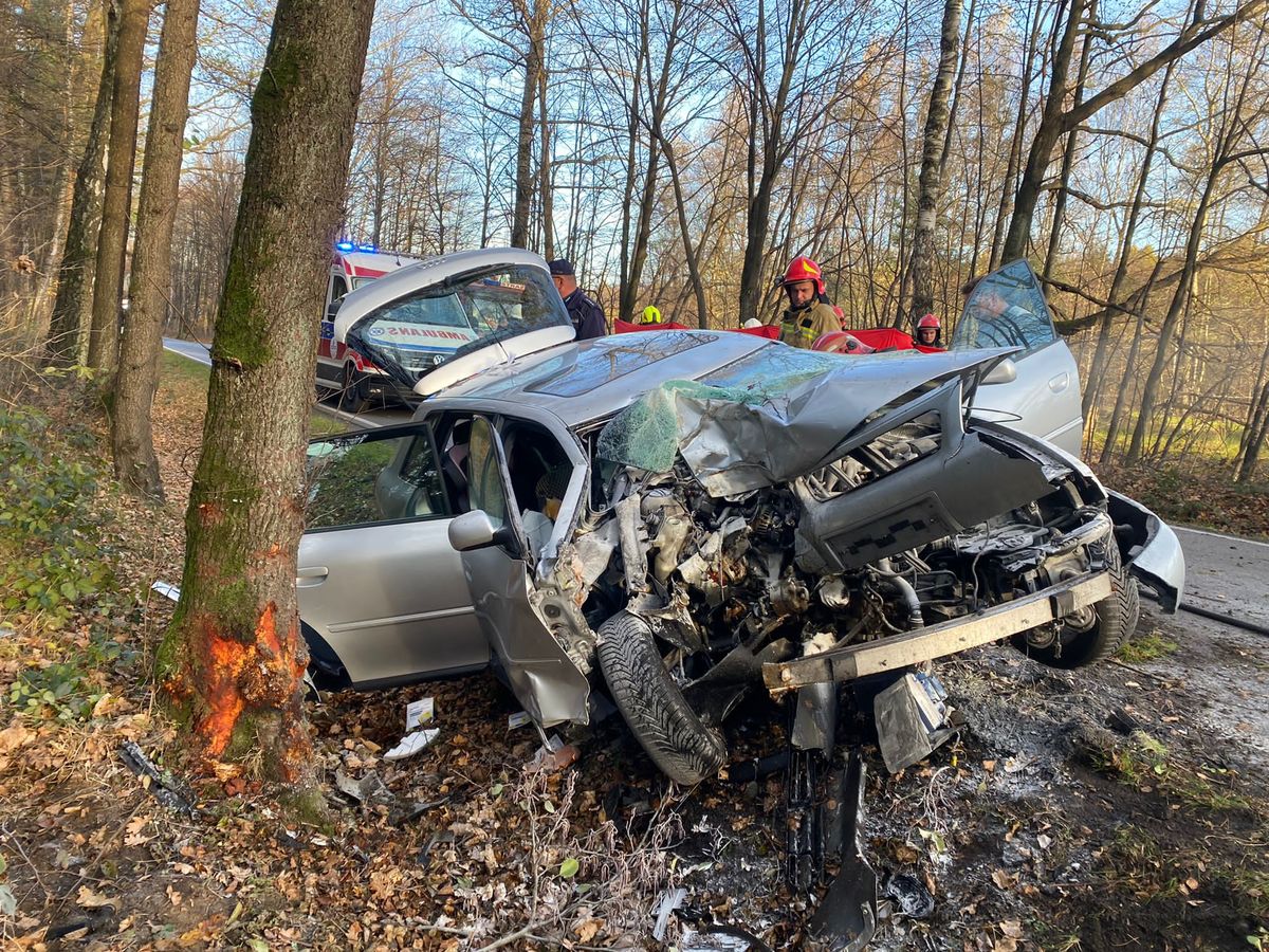 Samochód uderzył w drzewo na drodze w Kętach Podlesiu [FOTO] [AKTUALIZACJA]