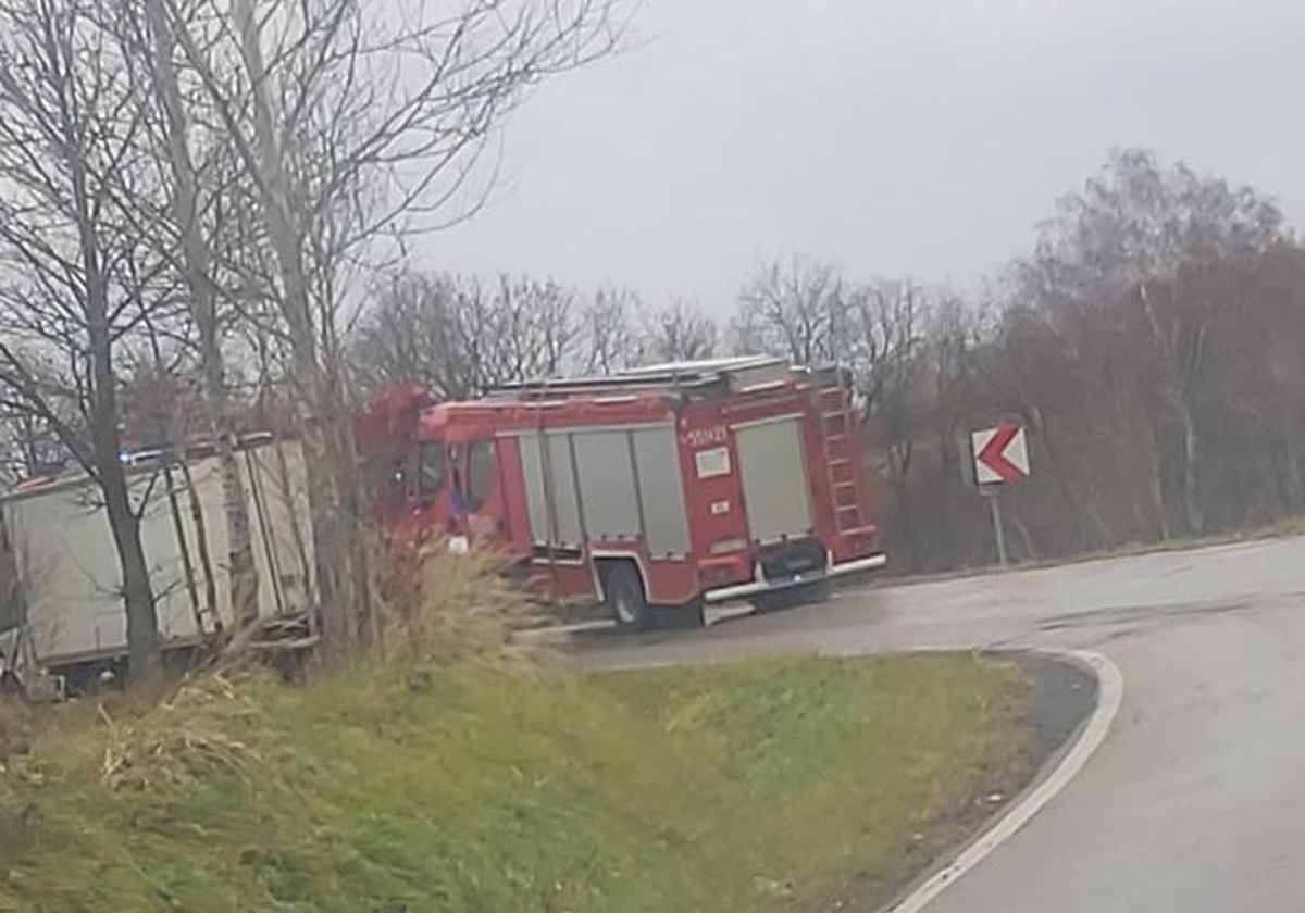 Osobowe auto stuknęło w wóz strażacki wracający z wypadku