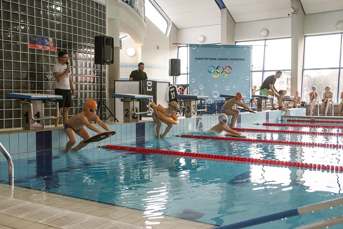 Charytatywne zawody pływackie. Zebrano ponad 10 tys. dla chorej dziewczynki [FOTO]