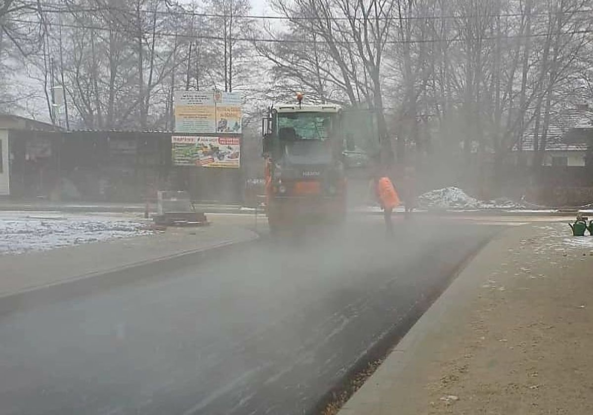 Kładą asfalt w mroźną pogodę. Ma to sens?