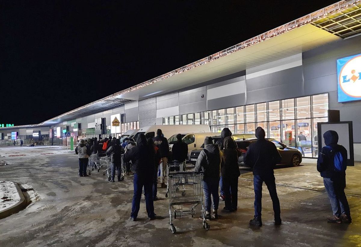 Kolejka na otwarciu nowego marketu w Andrychowie