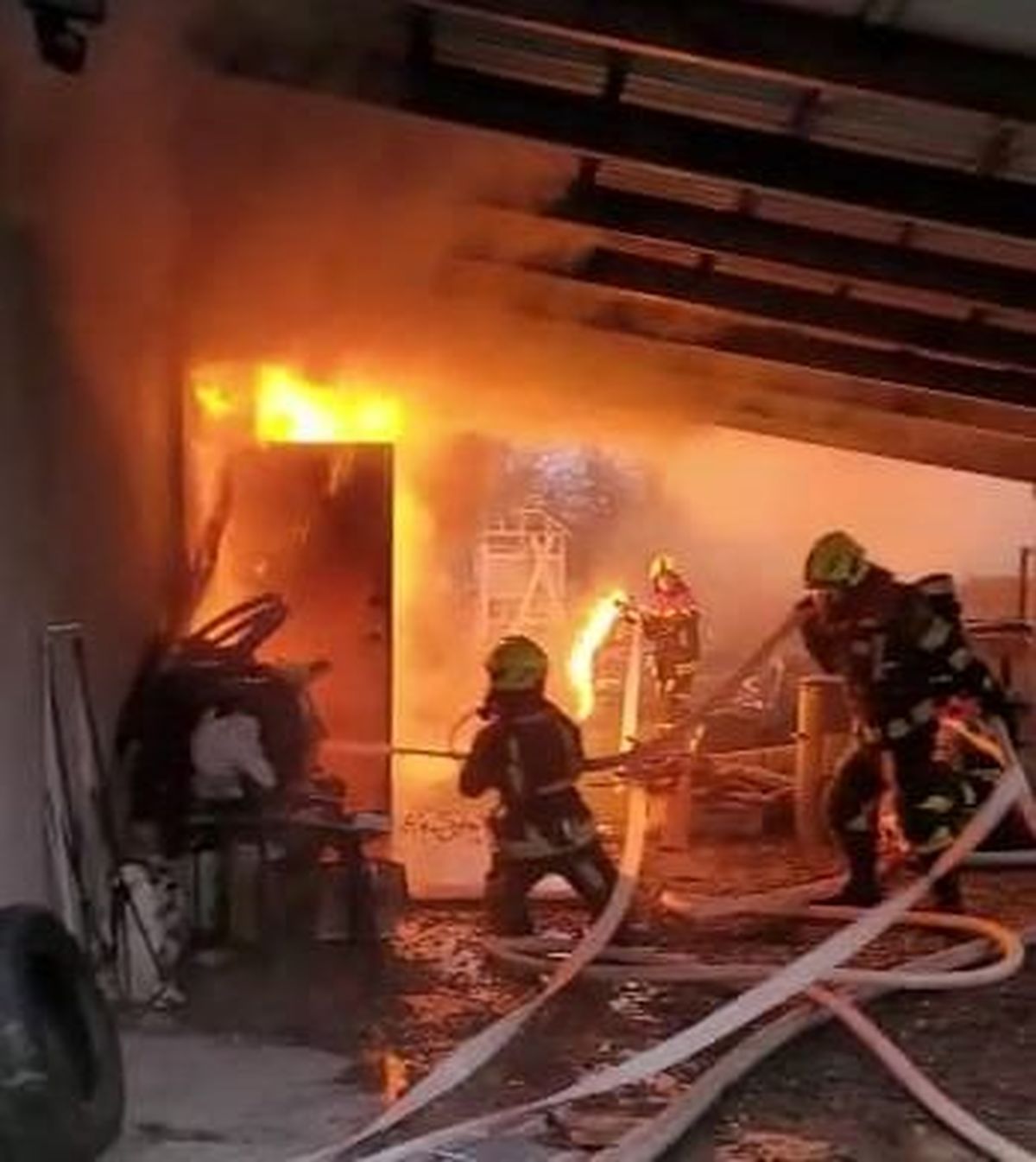 Pożar budynku w Kętach, w akcji strażacy z kilku jednostek