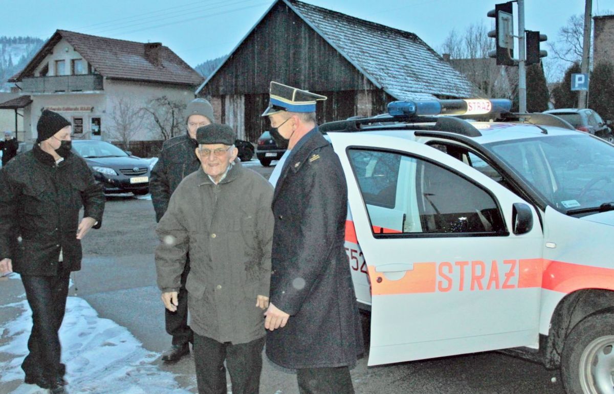 Złoty Krzyż Zasługi dla zasłużonego strażaka z gminy Andrychów w setną rocznicę jego urodzin