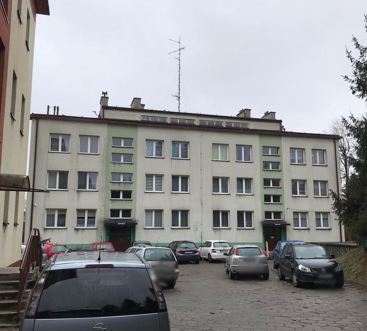 Mężczyzna wypadł z okna budynku w Andrychowie