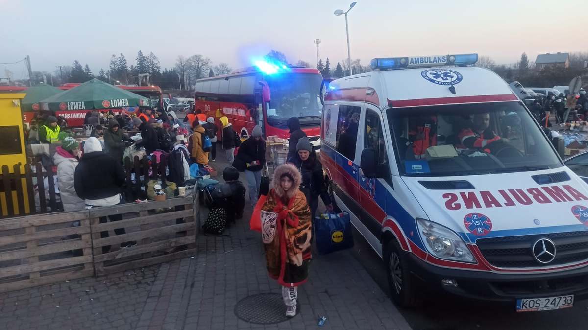 Ratownicy z powiatu oświęcimskiego niosą pomoc na granicy z Ukrainą