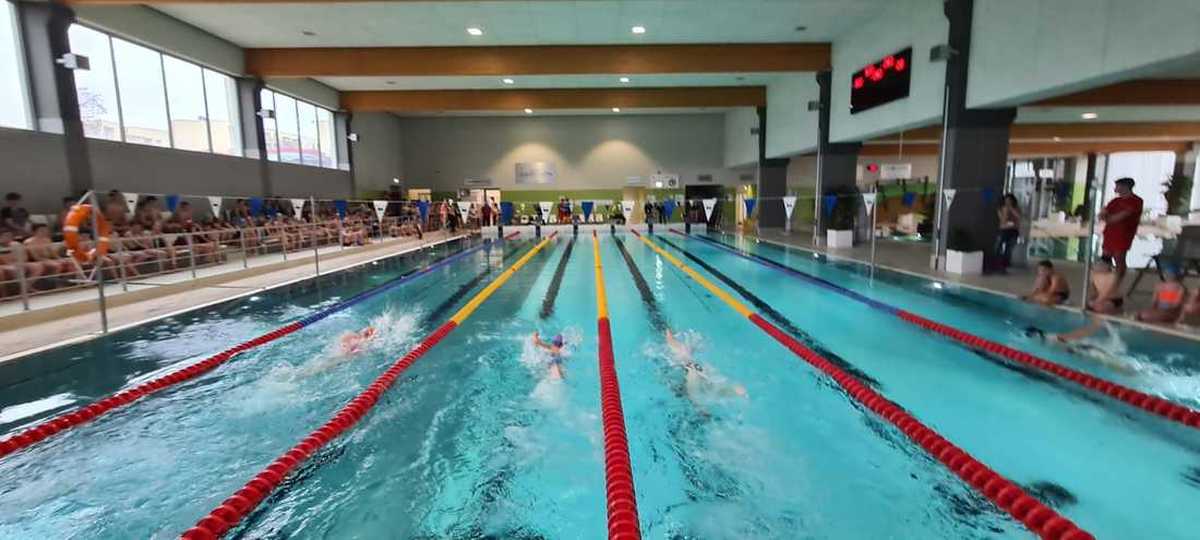 Zawody pływackie na basenie w Andrychowie [FOTO]