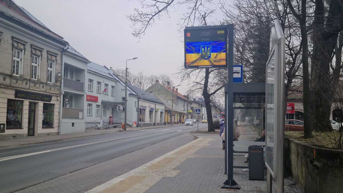 Tablice na przystankach w barwach narodowych Ukrainy