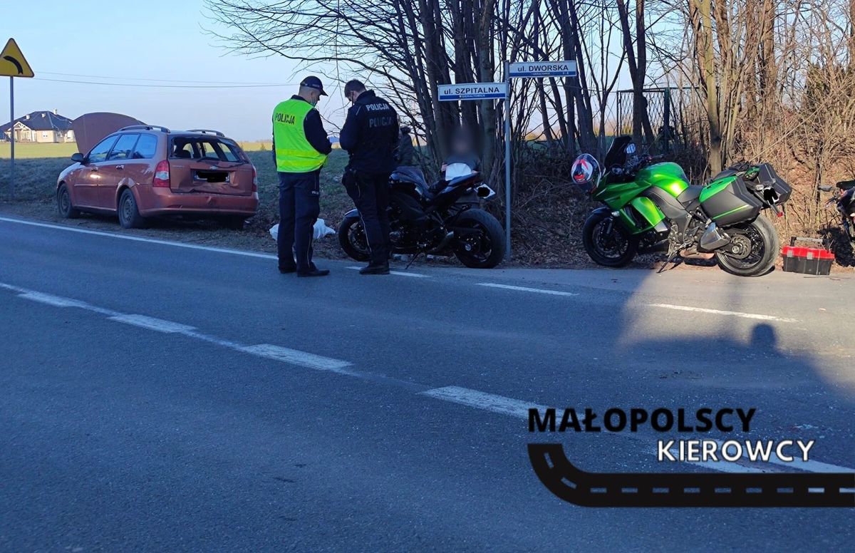 Zderzenie motocyklisty z samochodem na drodze Andrychów - Zator