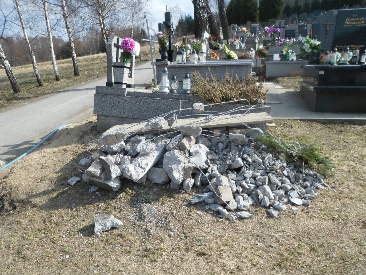 Co się dzieje na cmentarzu w Targanicach? Mieszkanka oburzona, proboszcz uspokaja