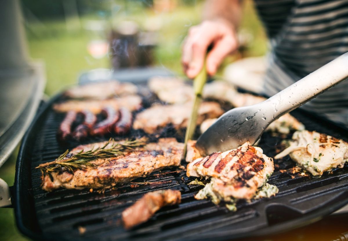 Sezon grillowy za pasem – podpowiadamy, na jaki grill warto postawić