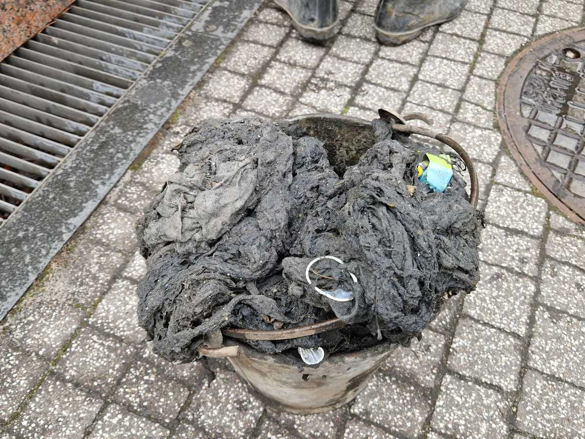 Awaria w centrum Andrychowa. Co znaleziono w rurach?