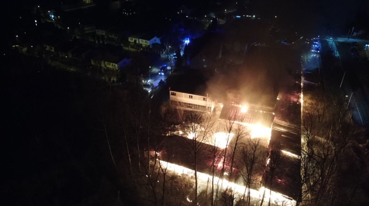 Policja o pożarze hali z papierem w Kętach