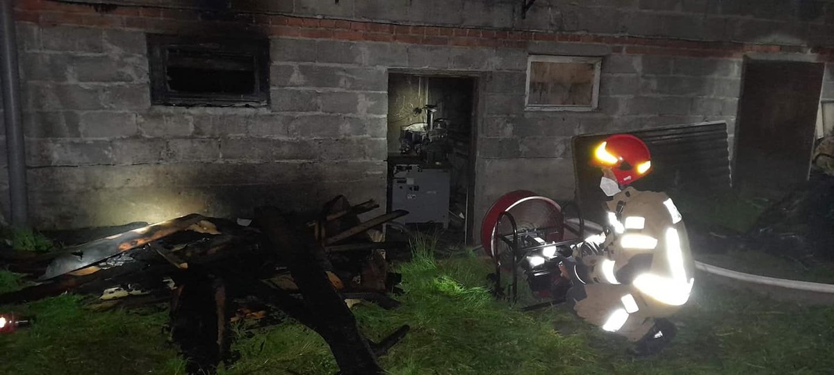 W nocy strażacy gasili pożar zakładu stolarskiego [AKTUALIZACJA]