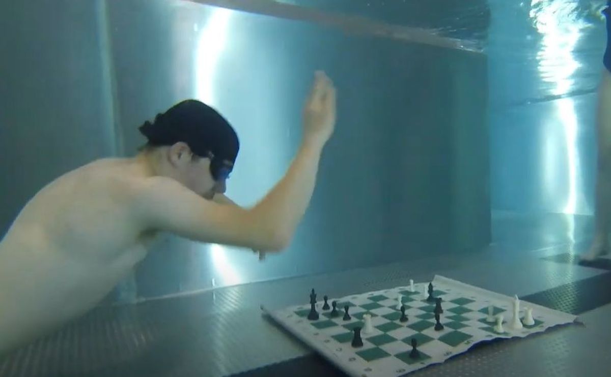 Tak się gra w szachy pod wodą. Rywalizacja na basenie w Andrychowie