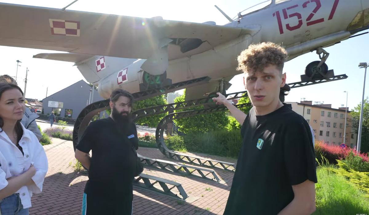 Ekipa Friza na kremówce w Wadowicach i pod samolotem w Andrychowie