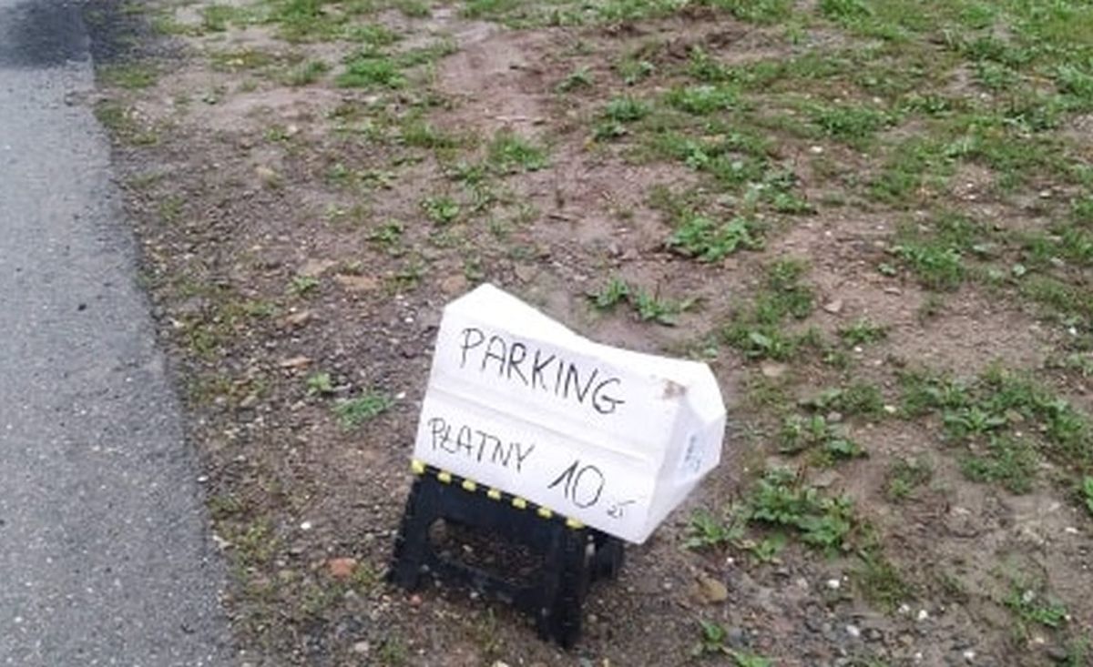 Dzieciaki pobierają opłaty za parkowanie w Roczynach