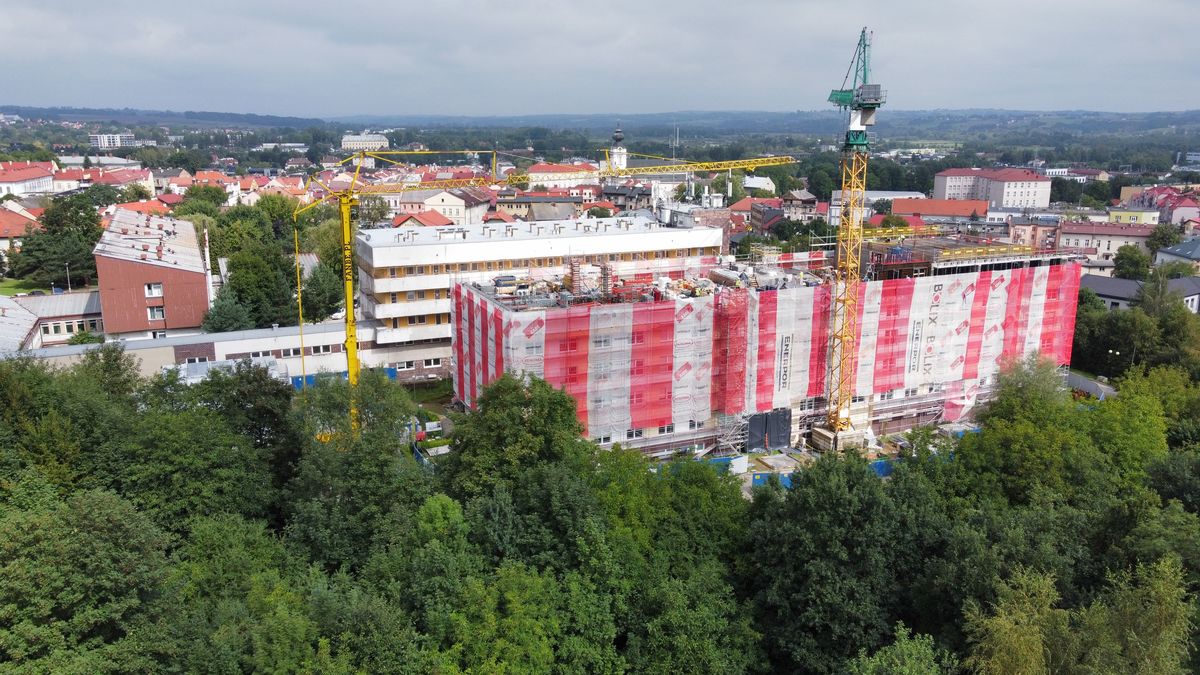Nadbudowa Pawilonu „E” szpitala w Wadowicach – prace idą zgodnie z planem