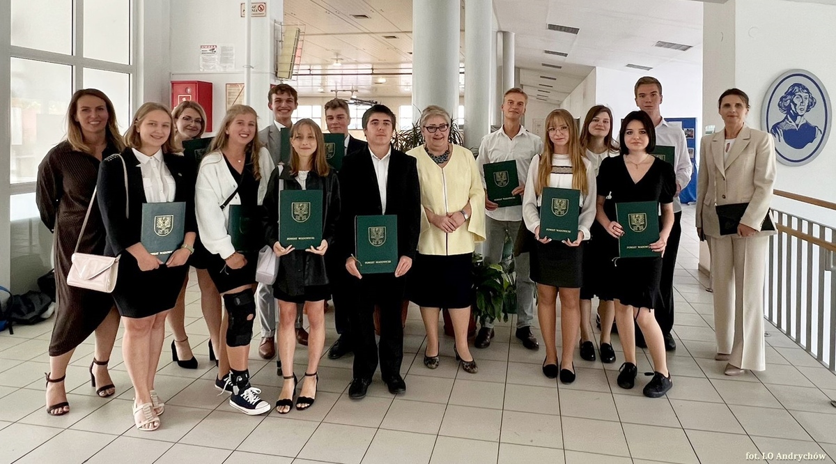 Powiatowa inauguracja roku szkolnego.Licealiści z Andrychowa zgarnęli najwięcej stypendiów naukowych [FOTO]