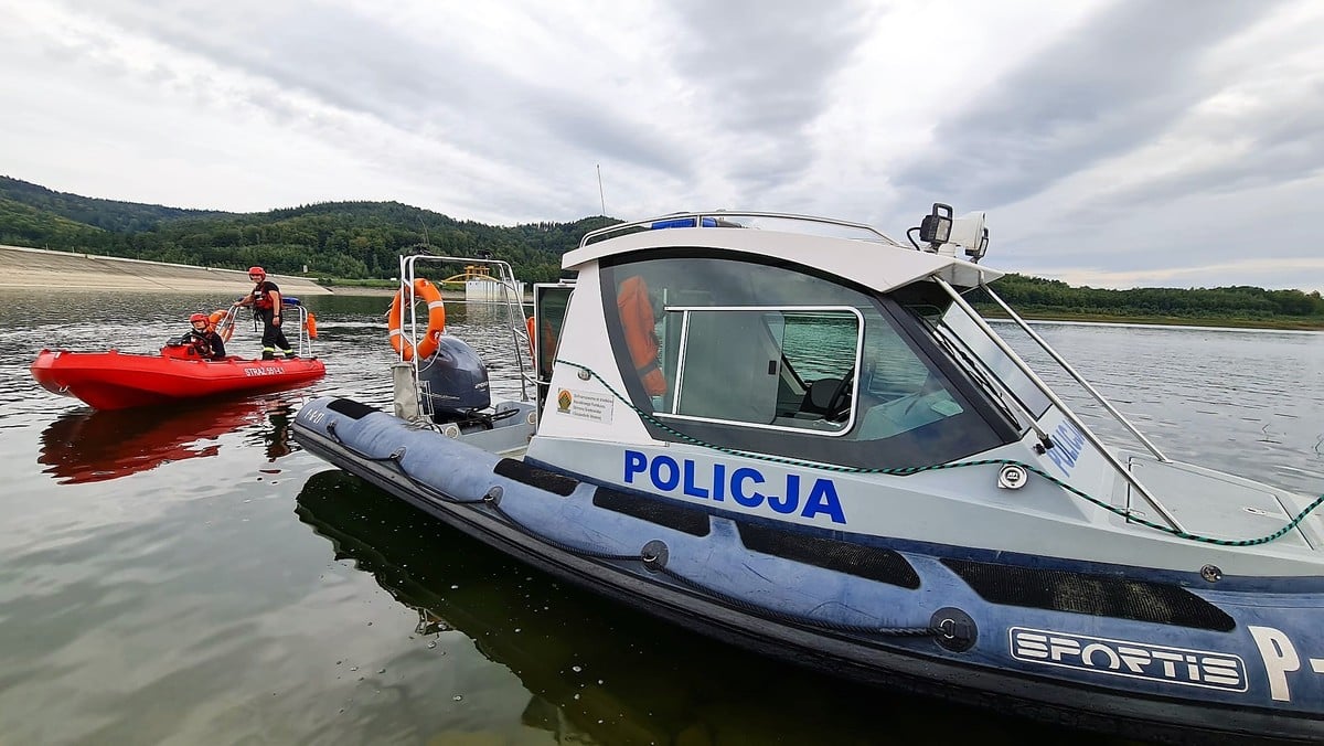 Policja i straż patrolują jezioro